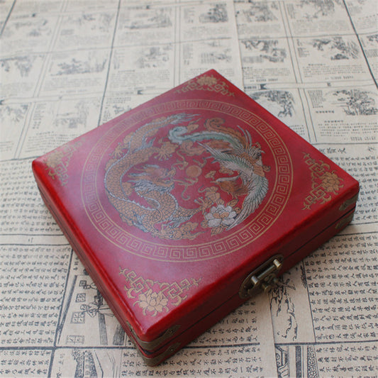 Top‑down view of the antique chess set pieces arranged on the 22 cm board surface, highlighting the resin finish.