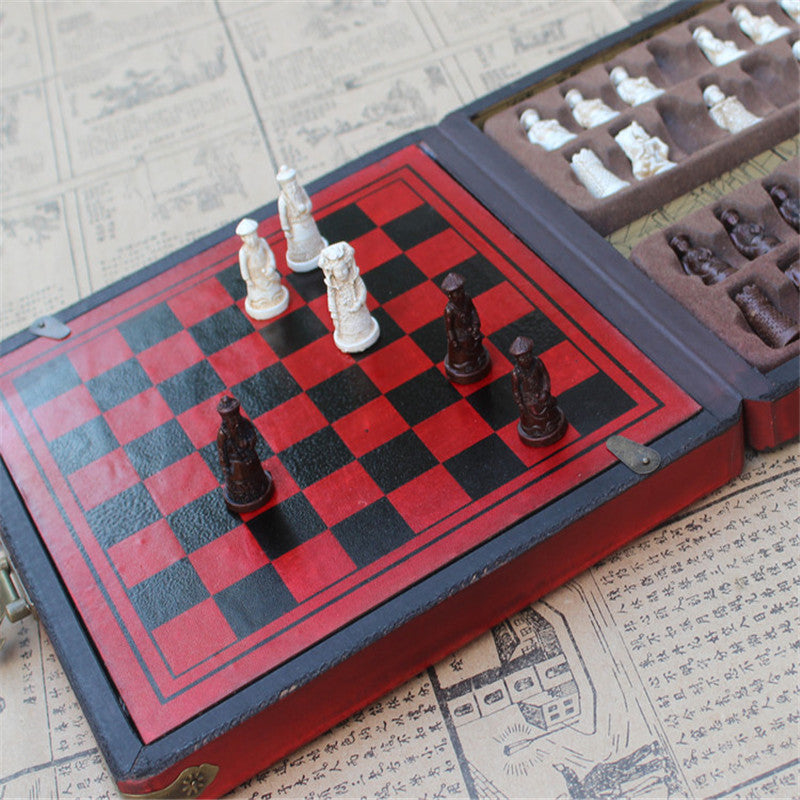 Side profile of the compact 22 × 22 × 5 cm storage box, lid slightly ajar to reveal the neatly stacked pieces.

